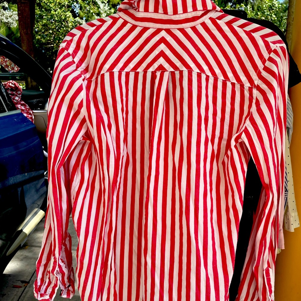Tommy Hilfiger female adult women’s button down size medium. Red & white stripe